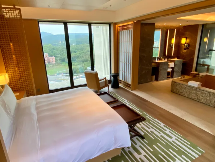 映岫套房臥室內有私人泡湯池。莊偉祺攝