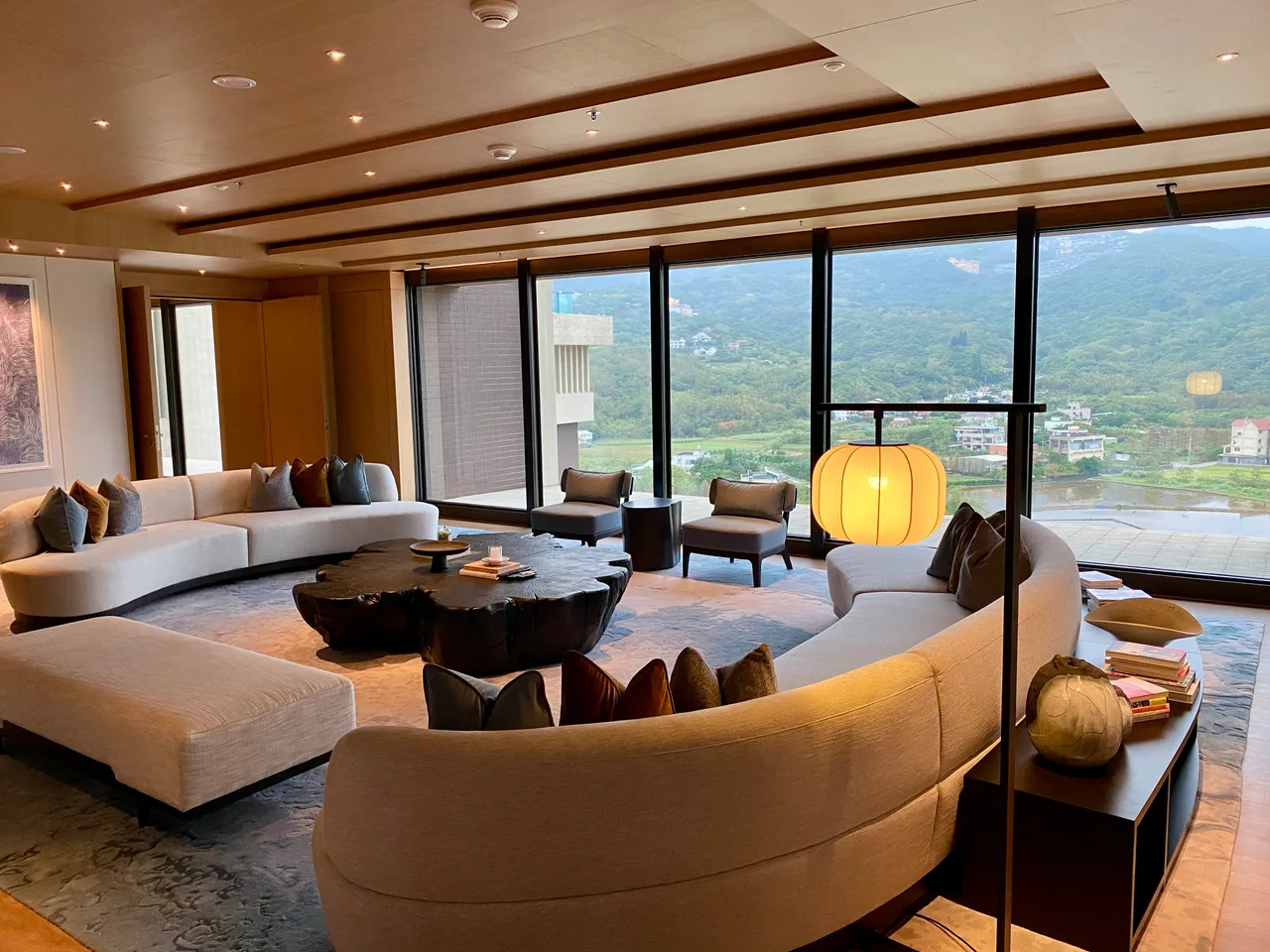 总统套房客厅超大圆弧沙发组可看整面山景。庄伟祺摄
