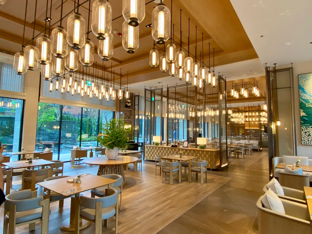 餐厅内垂吊灯饰呼应金山当地小卷船的「集鱼灯」印象。庄伟祺摄