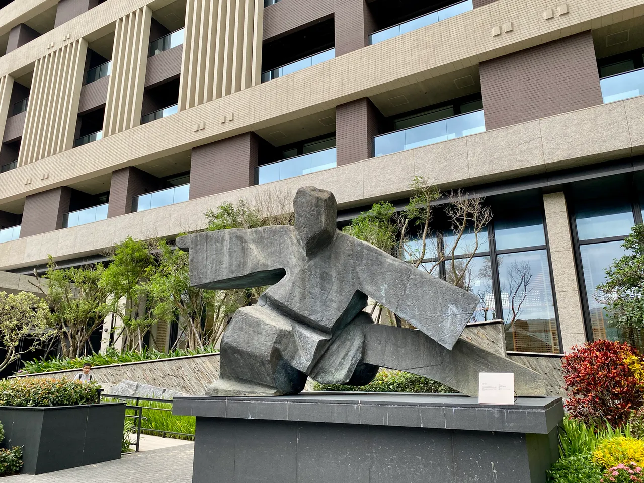 台湾雕塑大师朱铭太极系列作品「单鞭下势」。庄伟祺摄