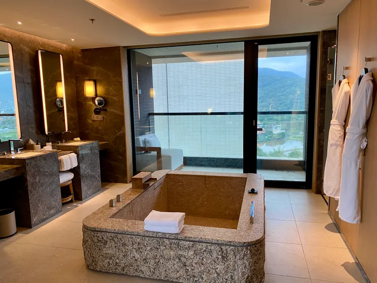 新北北海溫泉洲際酒店主打每間房都有私人獨立、結合海底溫泉的泡湯池可使用。莊偉祺攝