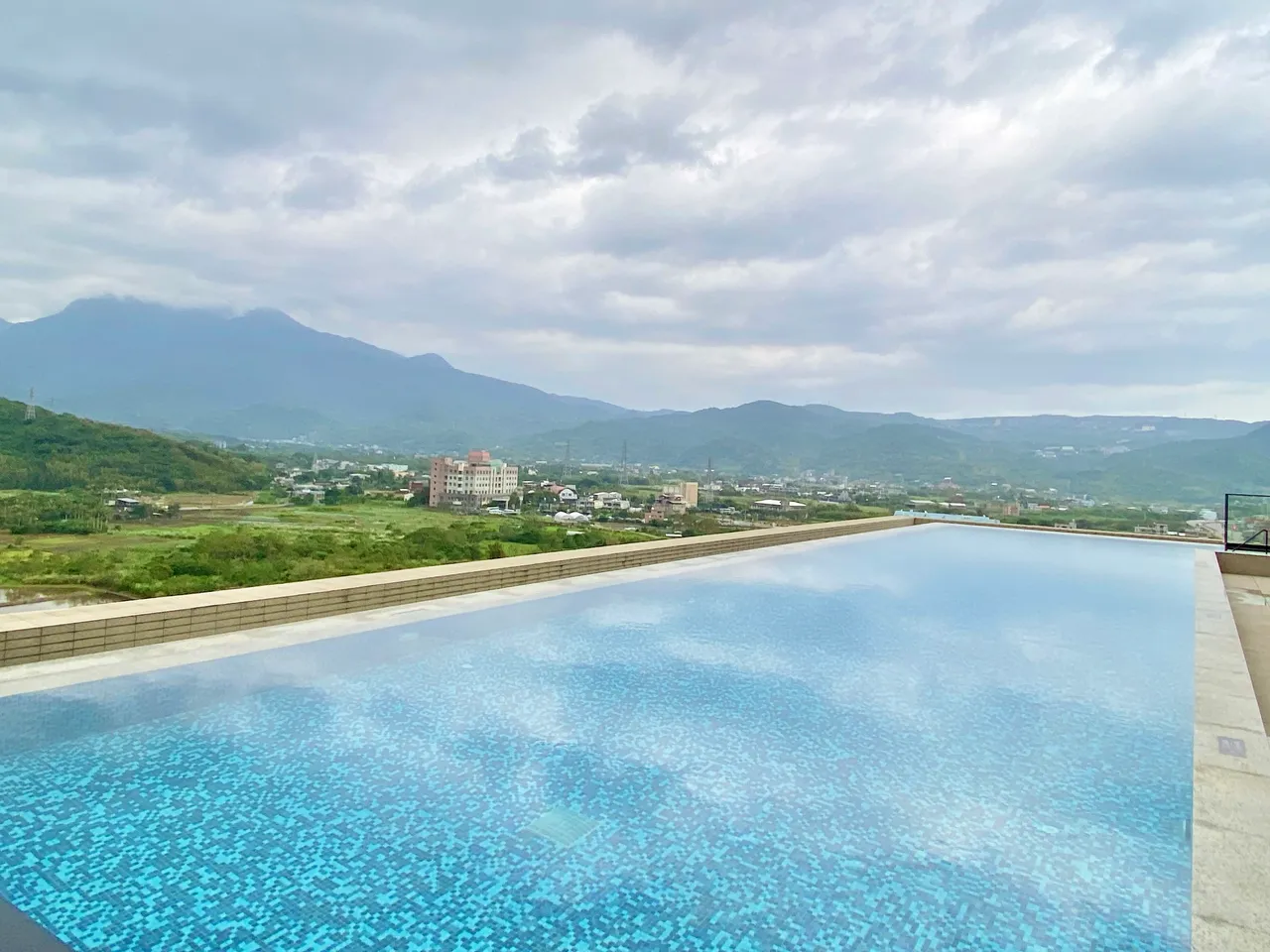 可远眺山景的高楼层无边际恒温泳池。庄伟祺摄