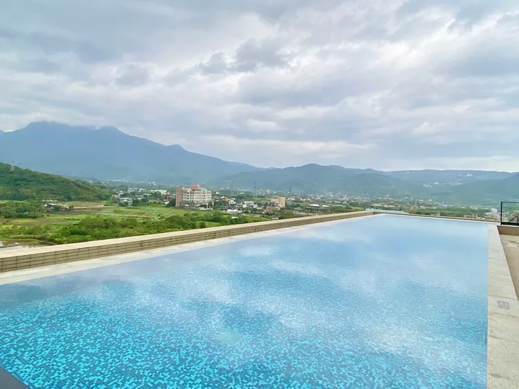 可遠眺山景的高樓層無邊際恆溫泳池。莊偉祺攝