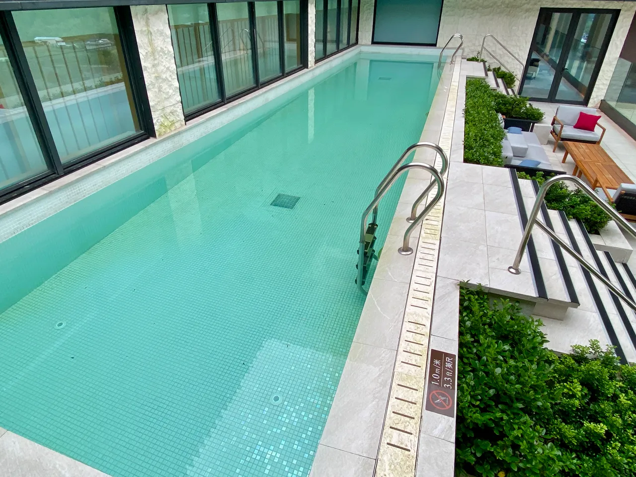 总统套房户外有5.5x15公尺的私人泳池，搭配一旁三阶梯式的座位区空间。庄伟祺摄