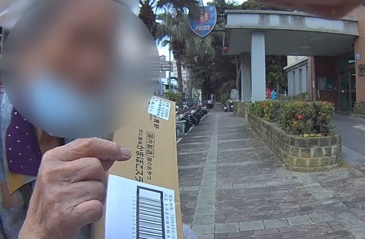 戴婦兒子趕至派出所接回母親。翻攝畫面