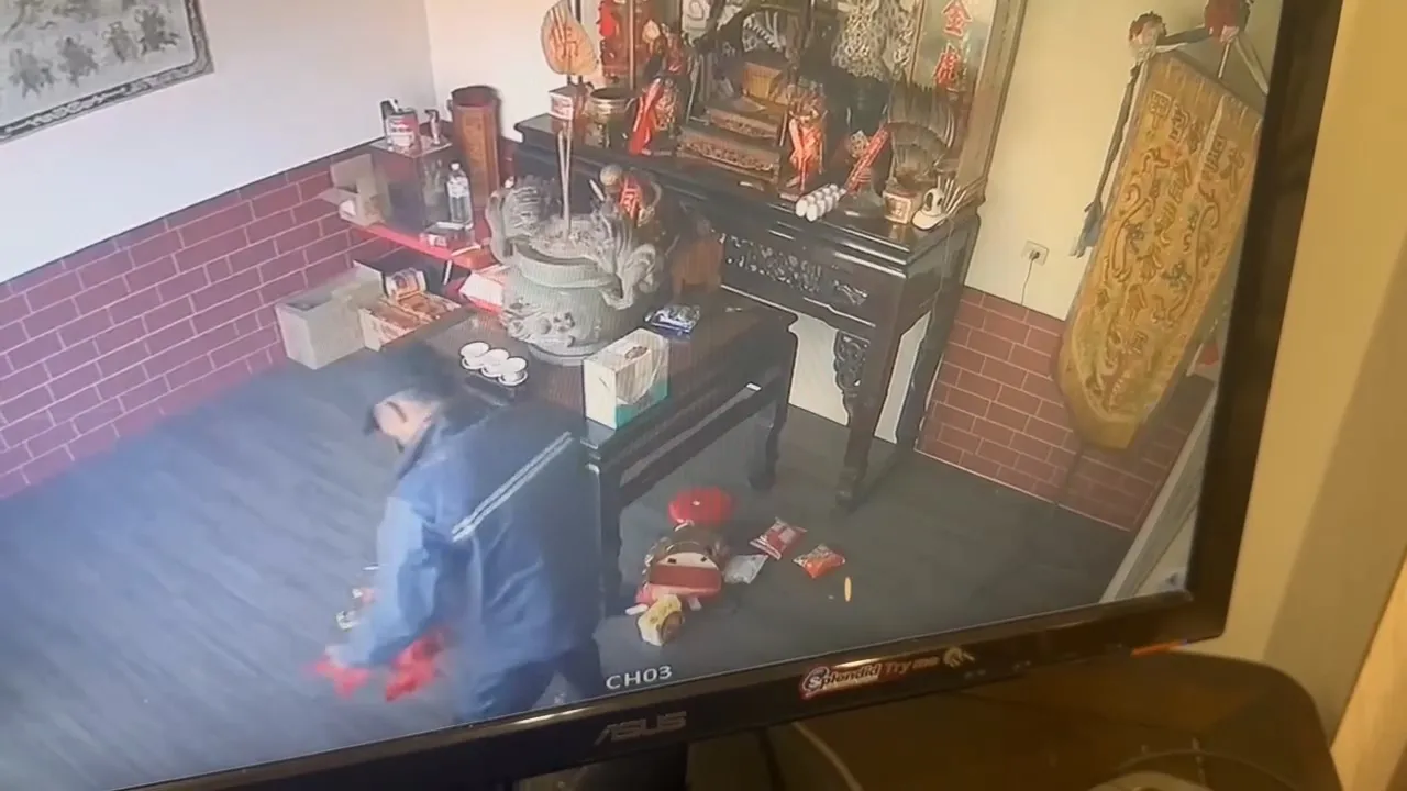 窃贼将神像扯落至地面，强行脱下其头饰拔取金牌。翻摄脸书「后里Free社」