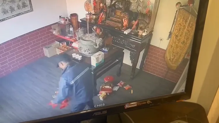 竊賊將神像扯落至地面，強行脫下其頭飾拔取金牌。翻攝臉書「后里Free社」