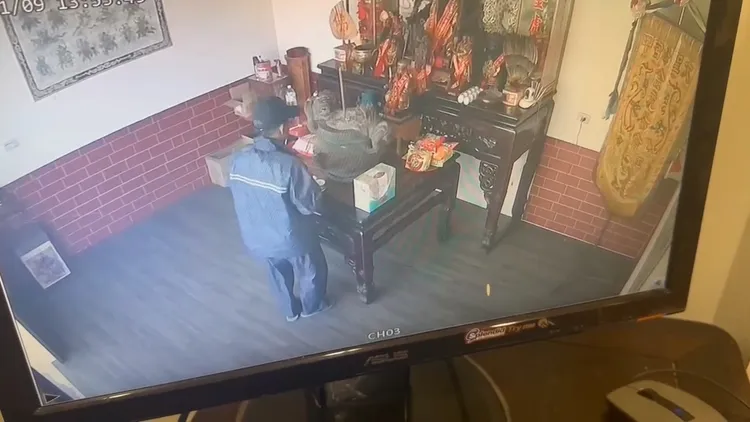 竊賊行竊前先點香向王爺、虎爺祭拜。翻攝臉書「后里Free社」