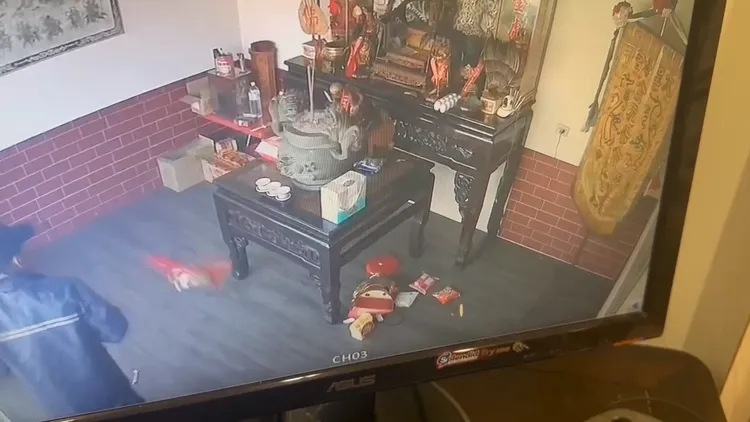 嫌犯將神像頭飾丟在地上，帶著金牌逃逸。翻攝臉書「后里Free社」