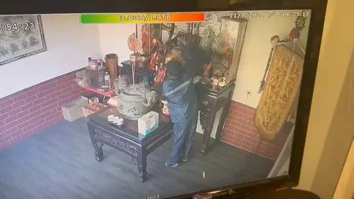 台中賊闖虎爺廟先拜拜再行竊　扯倒神像硬拔4面金牌市價16萬　