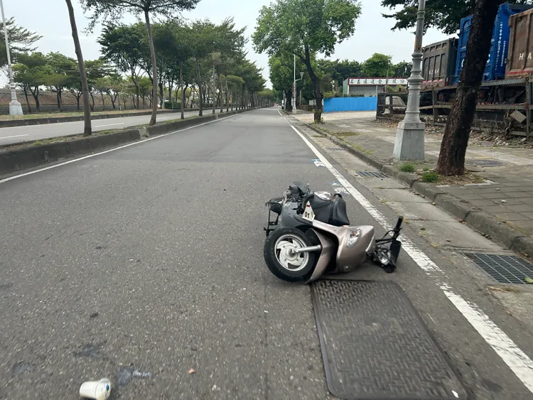 周男騎車上班途中自撞人行道路緣，頭部重創送醫不治，剛買的豆漿等早餐散落一地。民眾提供