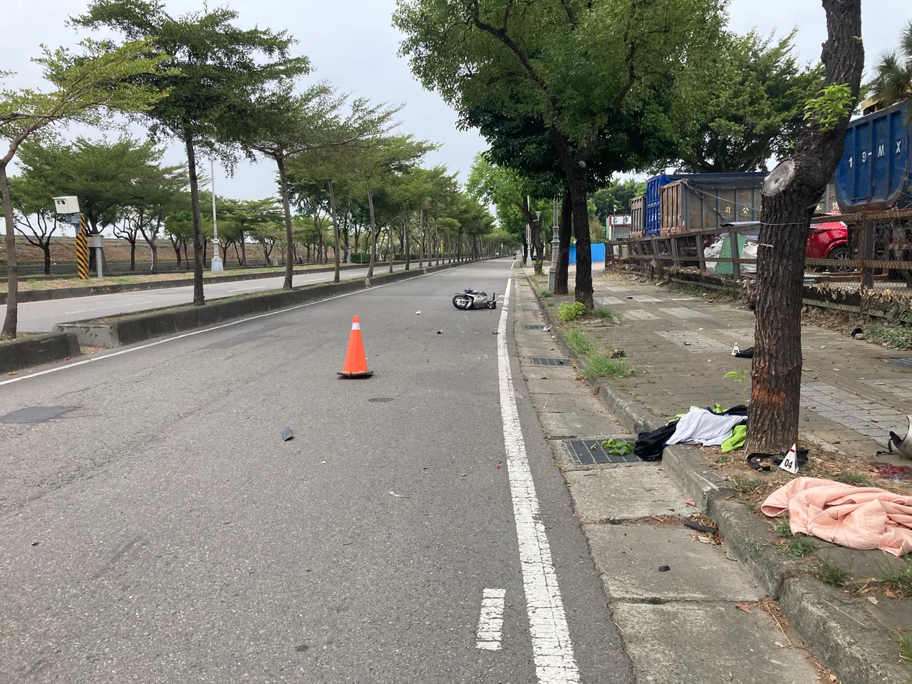 周男騎車自撞人行道路緣後再撞上路樹，頭部重創，人行道上留有一灘血。民眾提供
