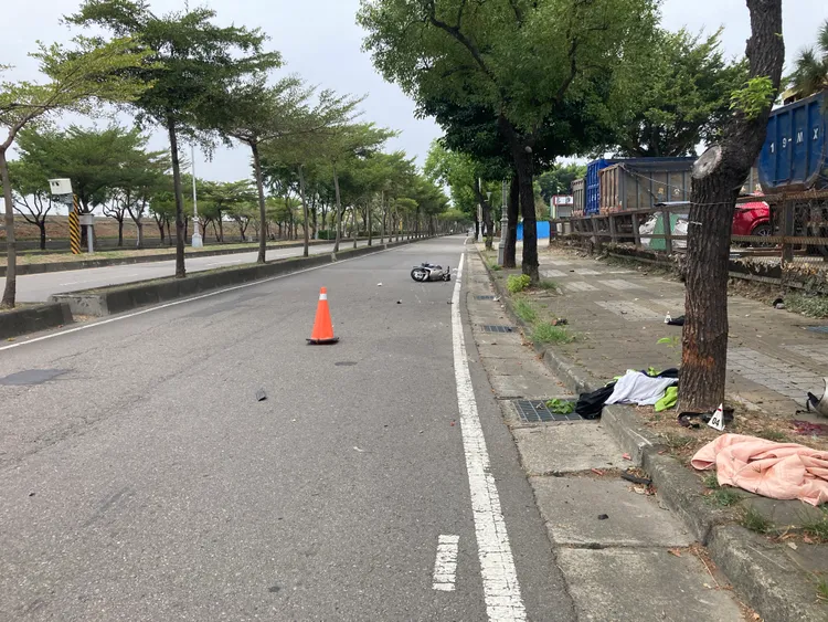 周男騎車自撞人行道路緣後再撞上路樹，頭部重創，人行道上留有一灘血。民眾提供