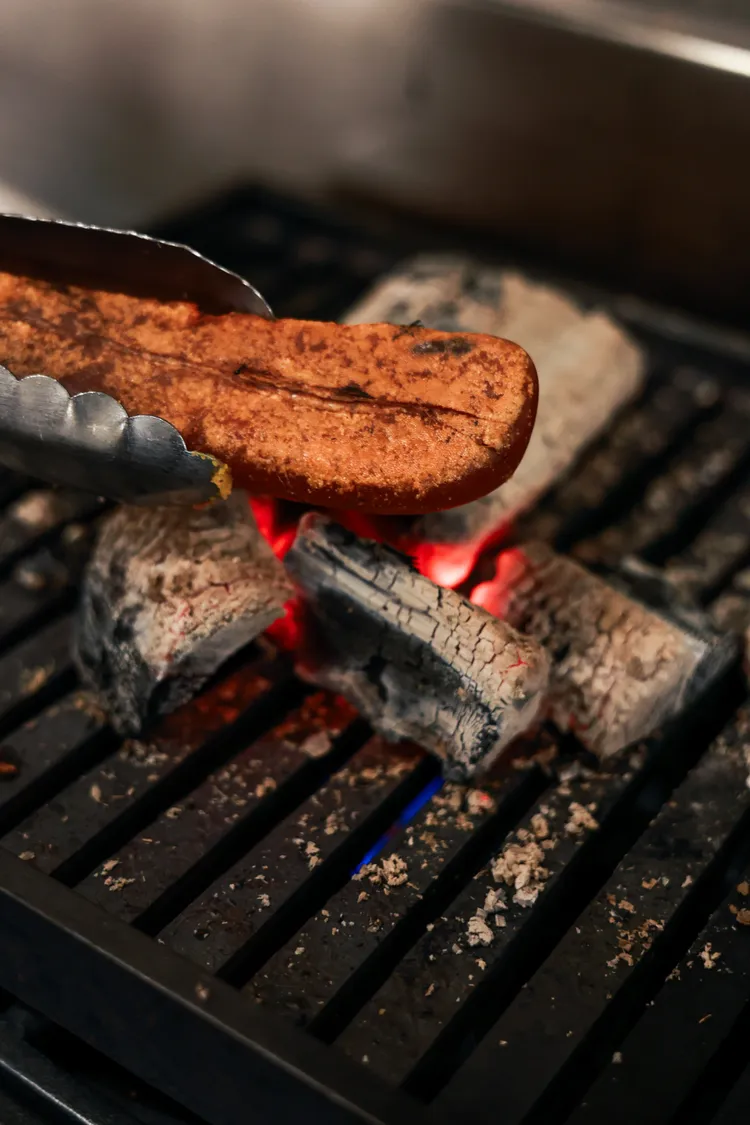 買七杯500ml Orion生啤，即贈五兩現烤烏魚子，鹹香與冰涼氣泡完美交融。業者提供