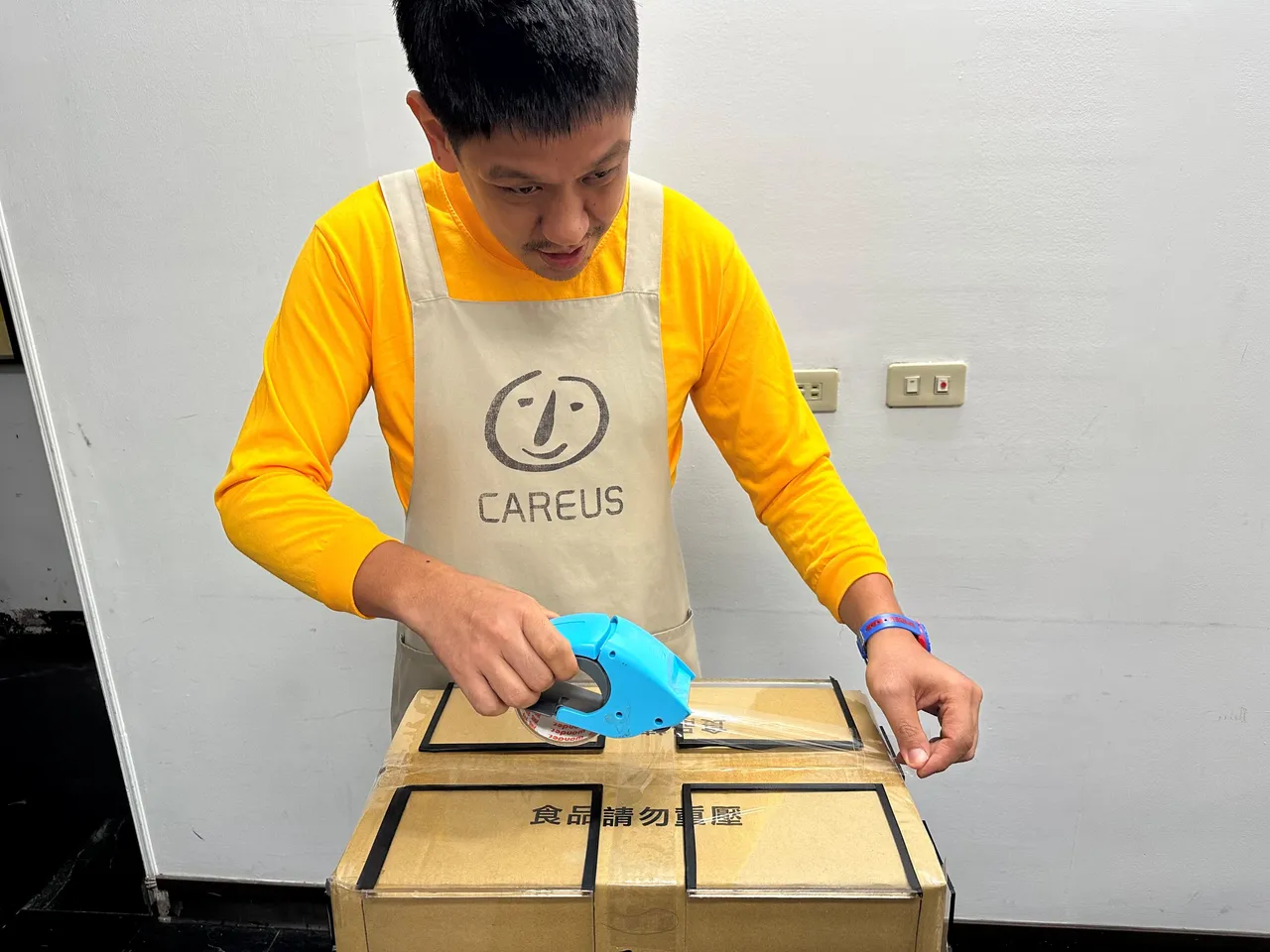 喜憨儿基金会设计出独特的封箱箱盖，获得经济部标准局「2025年身心障碍与高龄者辅具产品通用设计竞赛」第一名肯定。翻摄画面