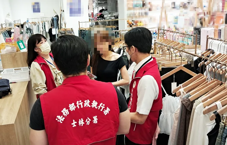 士林分署执行人员查封许女经营的韩服门市内服饰时，许女当场允诺分期清偿欠税及健保费。士林分署提供