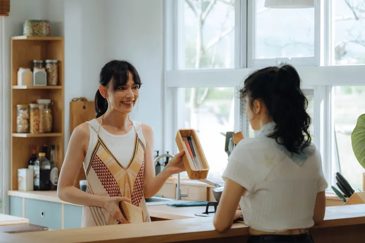 姚以緹（左）不自覺和李玲葦分享起與前男友胡宇威的過往習慣。公視提供