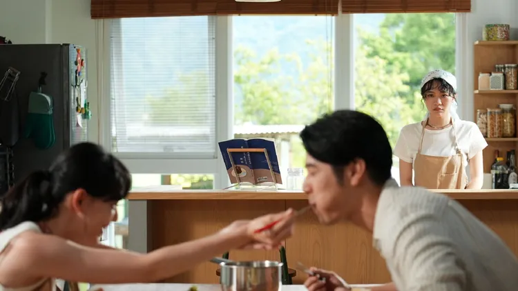 剧中李玲苇（右起）幻想胡宇威和姚以缇互动亲密。公视+提供