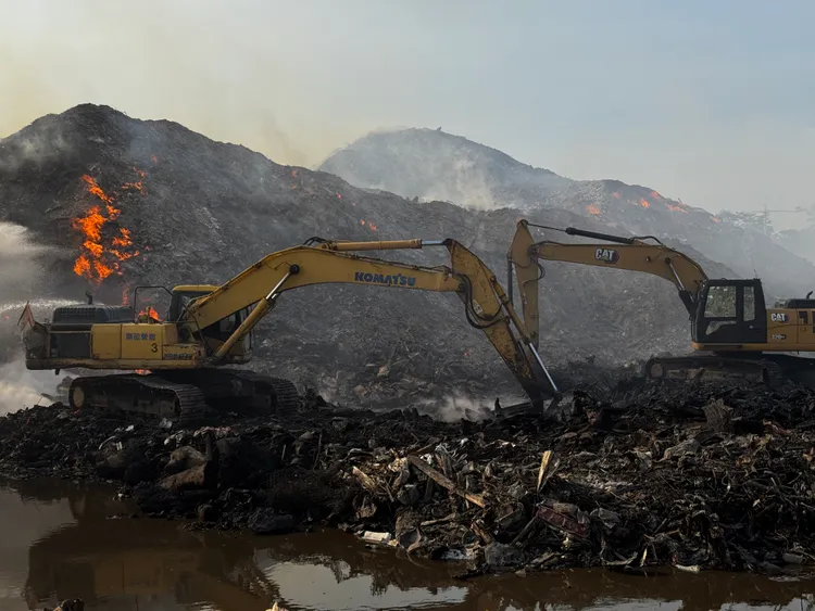 烏樹林暫置區堆置約30萬公噸廢棄物，21日晚間發生大火，迄今仍在悶燒中。民眾提供