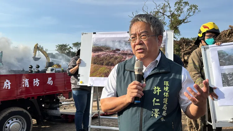 環保局長許仁澤說，目標在10天內取得明顯成效，完全撲滅。民眾提供