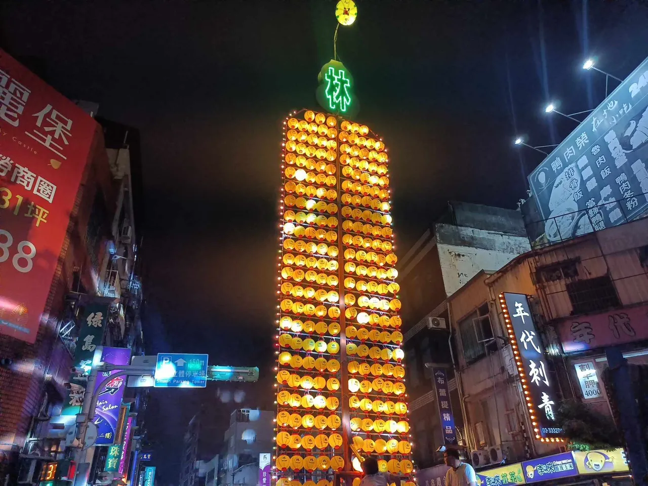 桃园慈护宫今傍晚放水灯绕境。桃园警分局提供