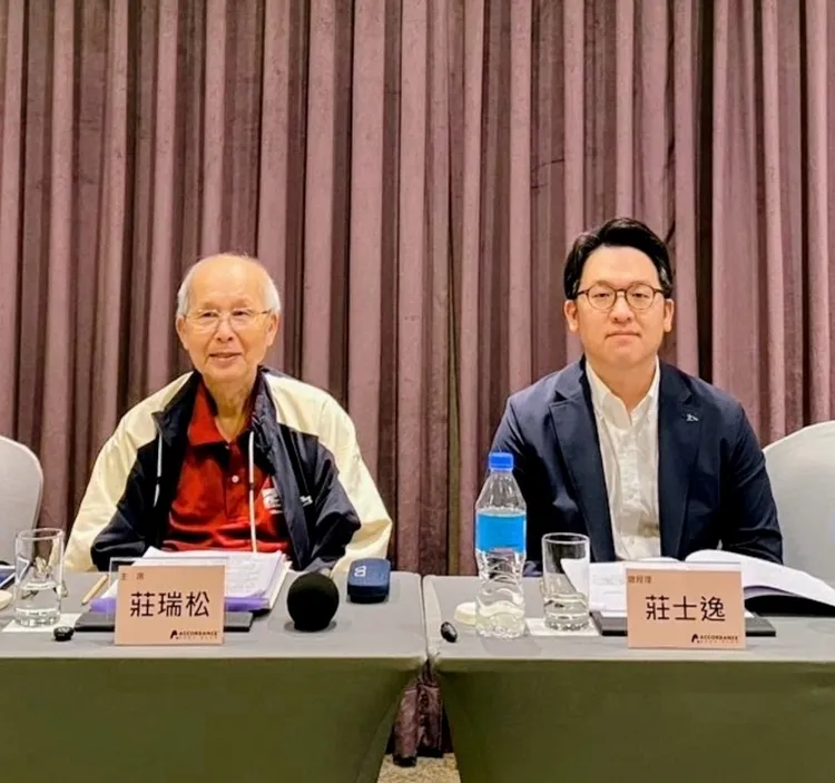 联刚科技董事长庄瑞松（左）与总经理庄士逸（右）。公司提供