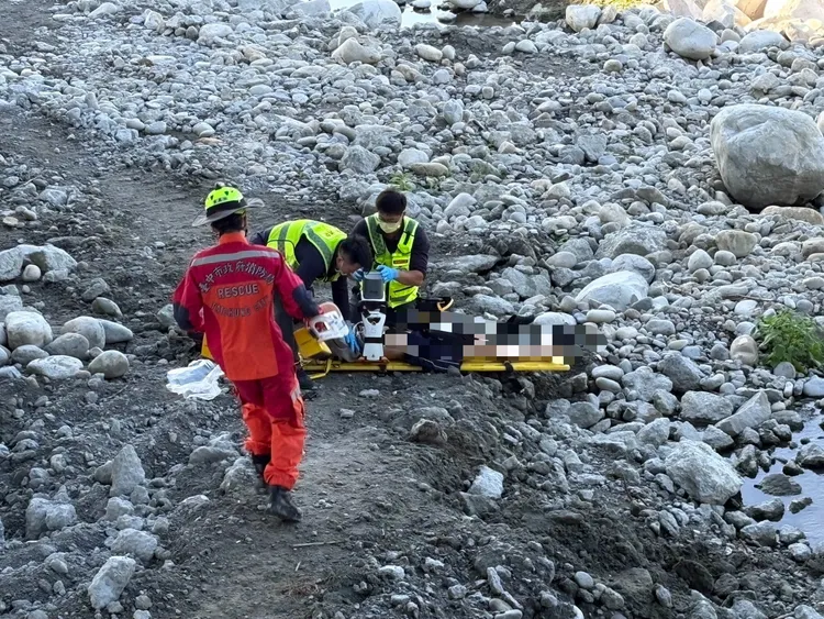 台中市东势大桥下午发生坠桥事件，57岁男子坠落河床，无生命迹象送医抢救。民众提供