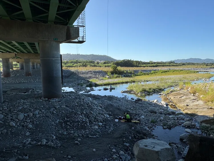 警消發現墜橋的邱姓男子躺在無水的河床上，無生命跡象送醫搶救。民眾提供