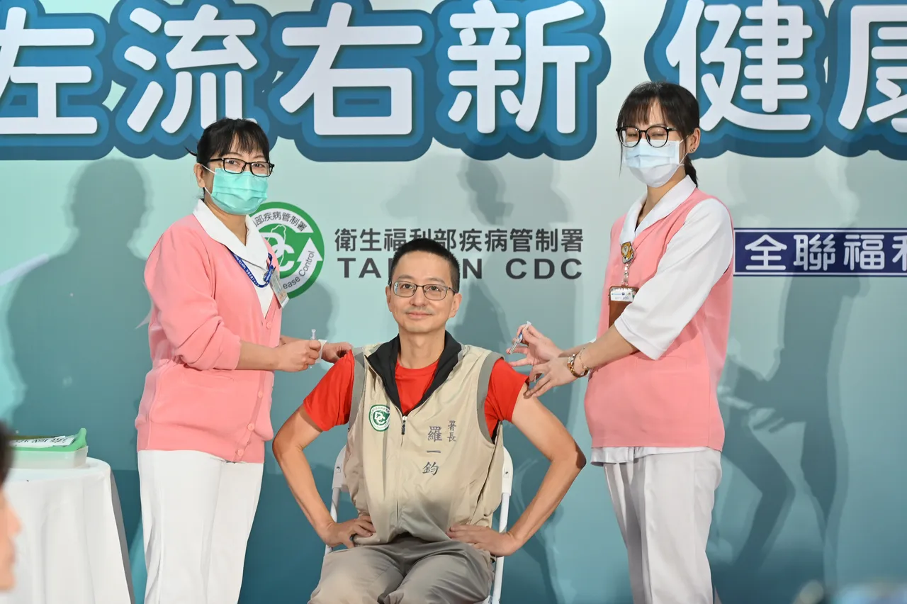 即日起开放50岁以上民众公费接种流感及新冠疫苗,疾管署署长罗一钧示范接种。全联提供