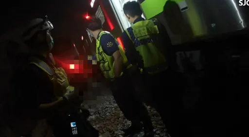 50岁男跨越铁轨！遭自强号撞飞再遭区间快车撞上　双向都不通抢救中