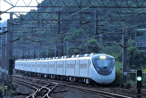 70歲翁跨越鐵軌！遭自強號撞飛再遭區間快車撞上　雙向都不通搶救中