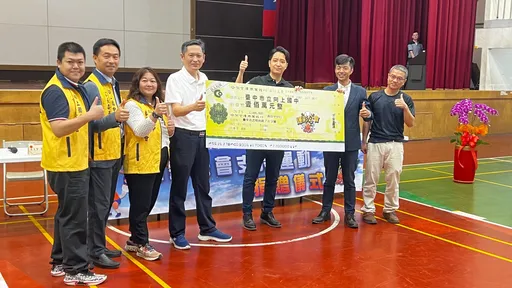 普發領現首日！何昱奇實現承諾　號召運彩公會捐贈這校3年200萬