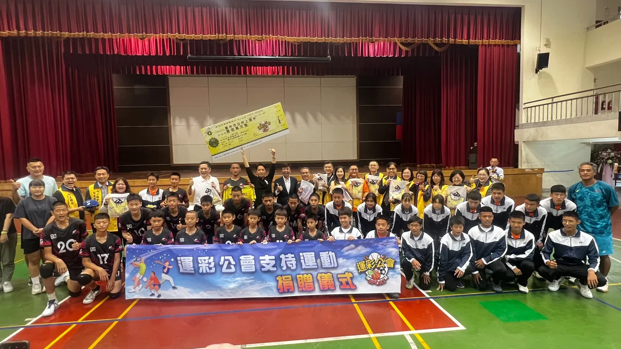 何昱奇、羅廷瑋等人與向上國中體育班學生大合照。鮮明攝