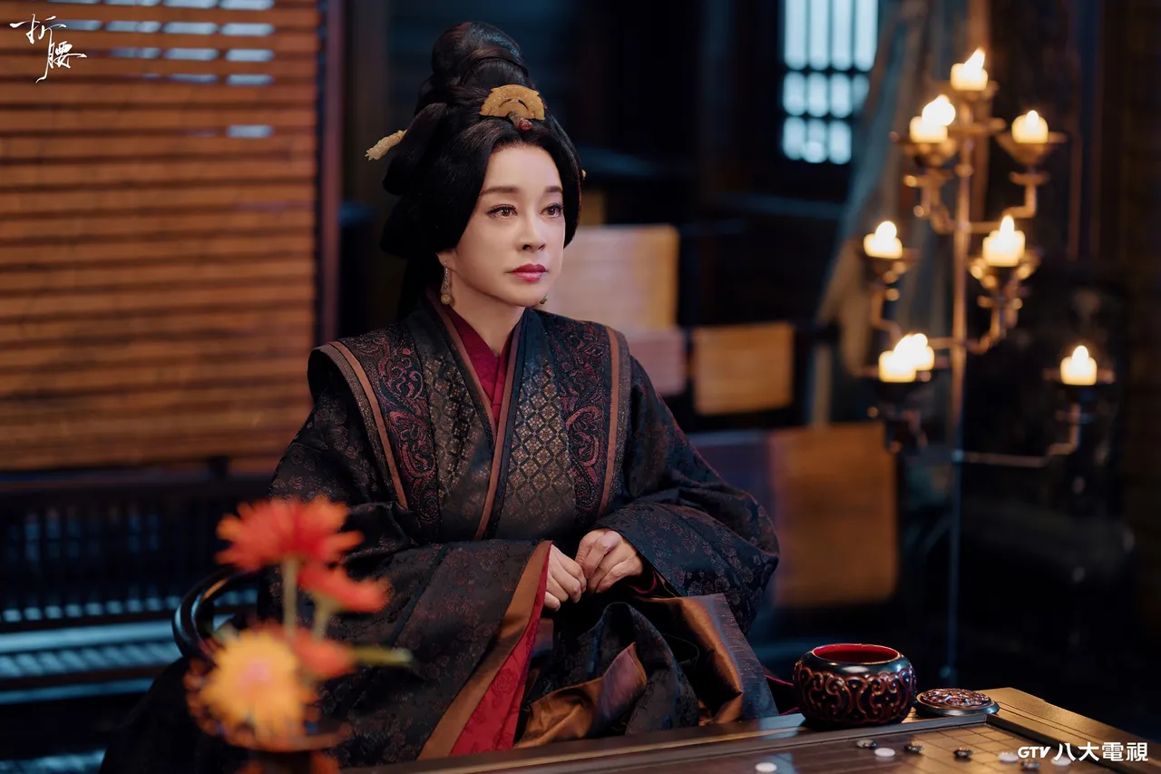 刘晓庆在《折腰》气场强大。八大提供