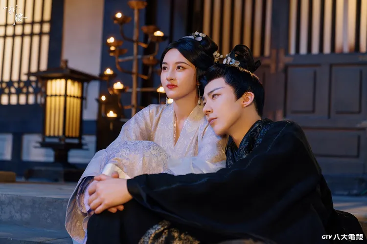 宋祖儿(左)和刘宇宁在《折腰》里先婚后爱，感情越来越甜。八大提供