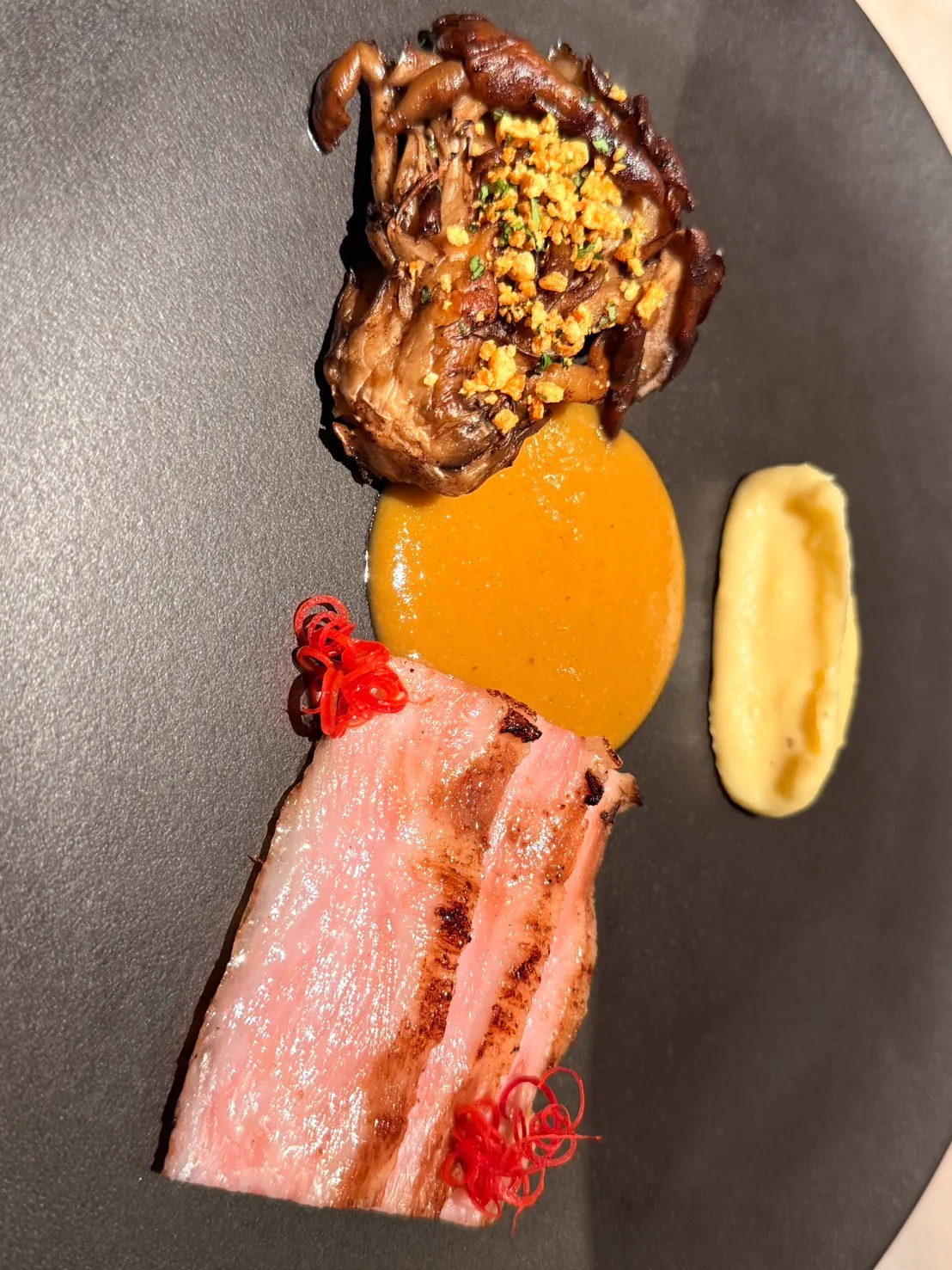 「伊比利豬｜舞菇｜孟族咖哩」香烤豬頸肉精鹽漬、舒肥至火烤多道工序，重現泰國孟族傳統食譜。陳揚盛攝