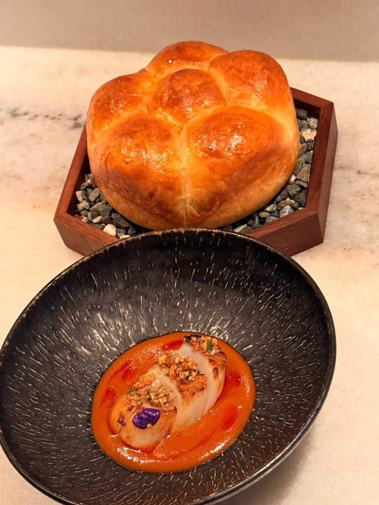 「北海道干貝｜沙嗲｜牛奶麵包」沙嗲醬融合泰、中、印度等多元飲食文化。陳揚盛攝