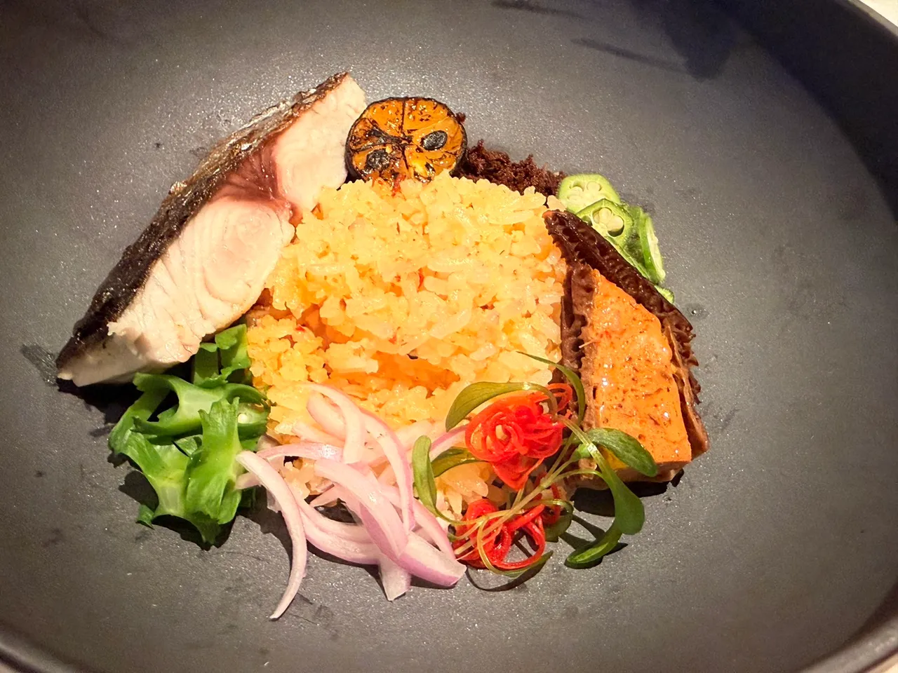 「鰆魚｜羊肚菌｜㻬彌咖哩」以特製羊肚菌魚丸、鹹魚脆片，為微辣的紅咖哩椰漿飯更添食趣。陳揚盛攝