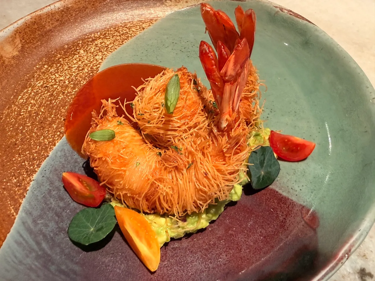 「虎蝦｜帝王蟹｜是拉差」以薄脆的菲羅酥皮包裹虎蝦，酸、甜、辣等多重風味交織。陳揚盛攝