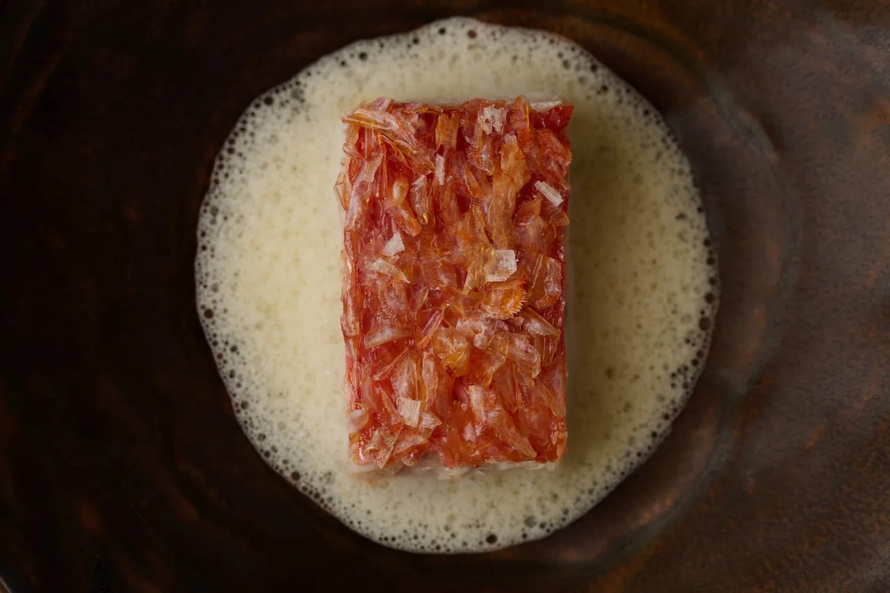 「當日鮮魚｜牡蠣｜苦瓜」可嘗到魚鱗酥脆口感，輕盈的苦瓜泡泡讓人驚喜。COAST提供