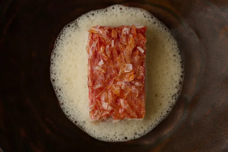 「當日鮮魚｜牡蠣｜苦瓜」可嘗到魚鱗酥脆口感，輕盈的苦瓜泡泡讓人驚喜。COAST提供