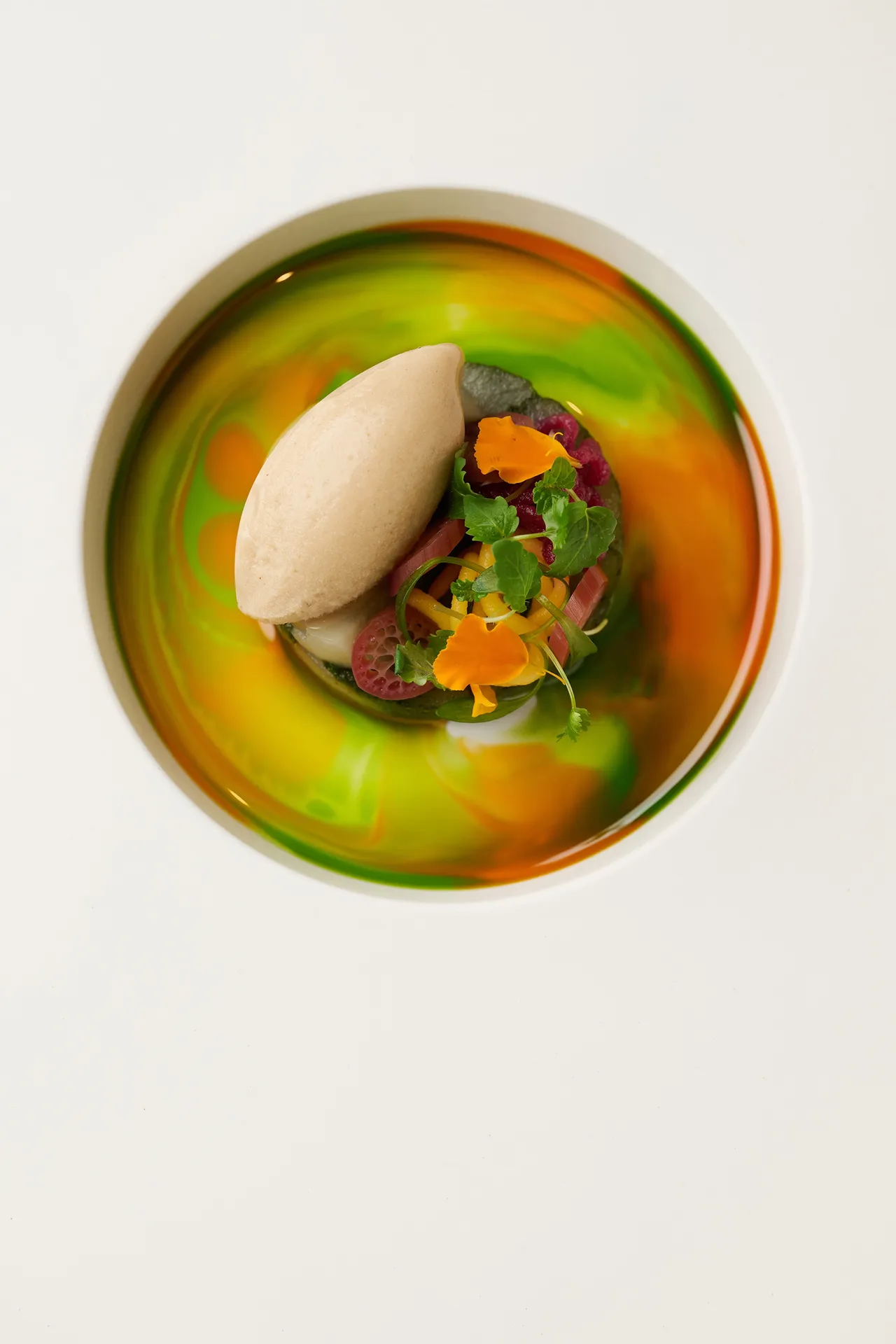 「青甘魚｜甜菜根｜鍣葒」靈感來自泰國東北陶鍋，將之加入發酵魚露，入口充滿海潮滋味。COAST提供