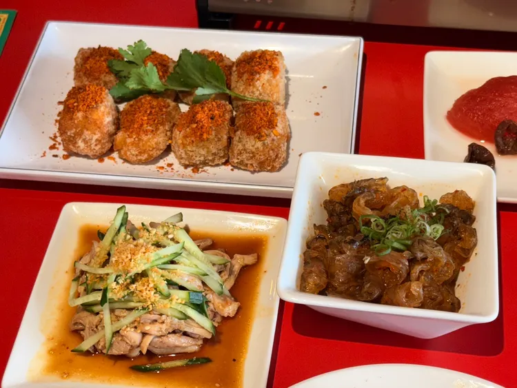 避風塘炸蘿蔔糕(左上)、香辣藤椒魚皮(右)。陳揚盛攝