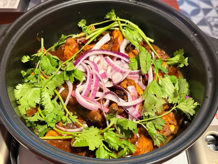 店內招牌的麻辣雞煲。陳揚盛攝