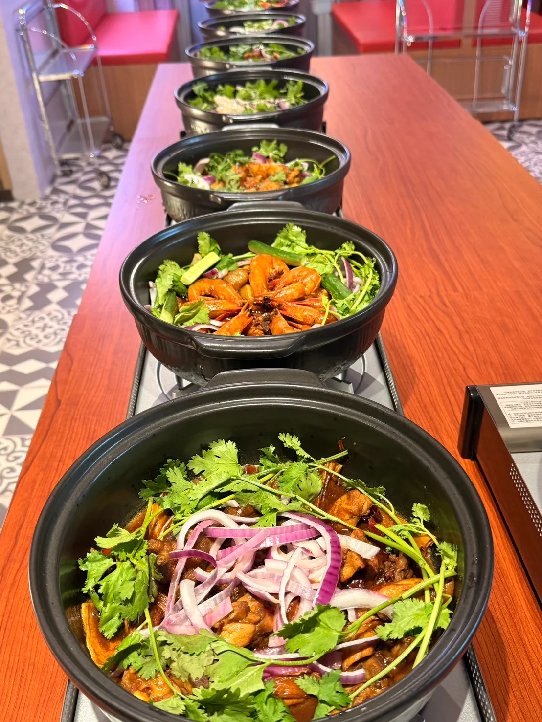 「梁香好」有七种锅底可供选择。陈扬盛摄