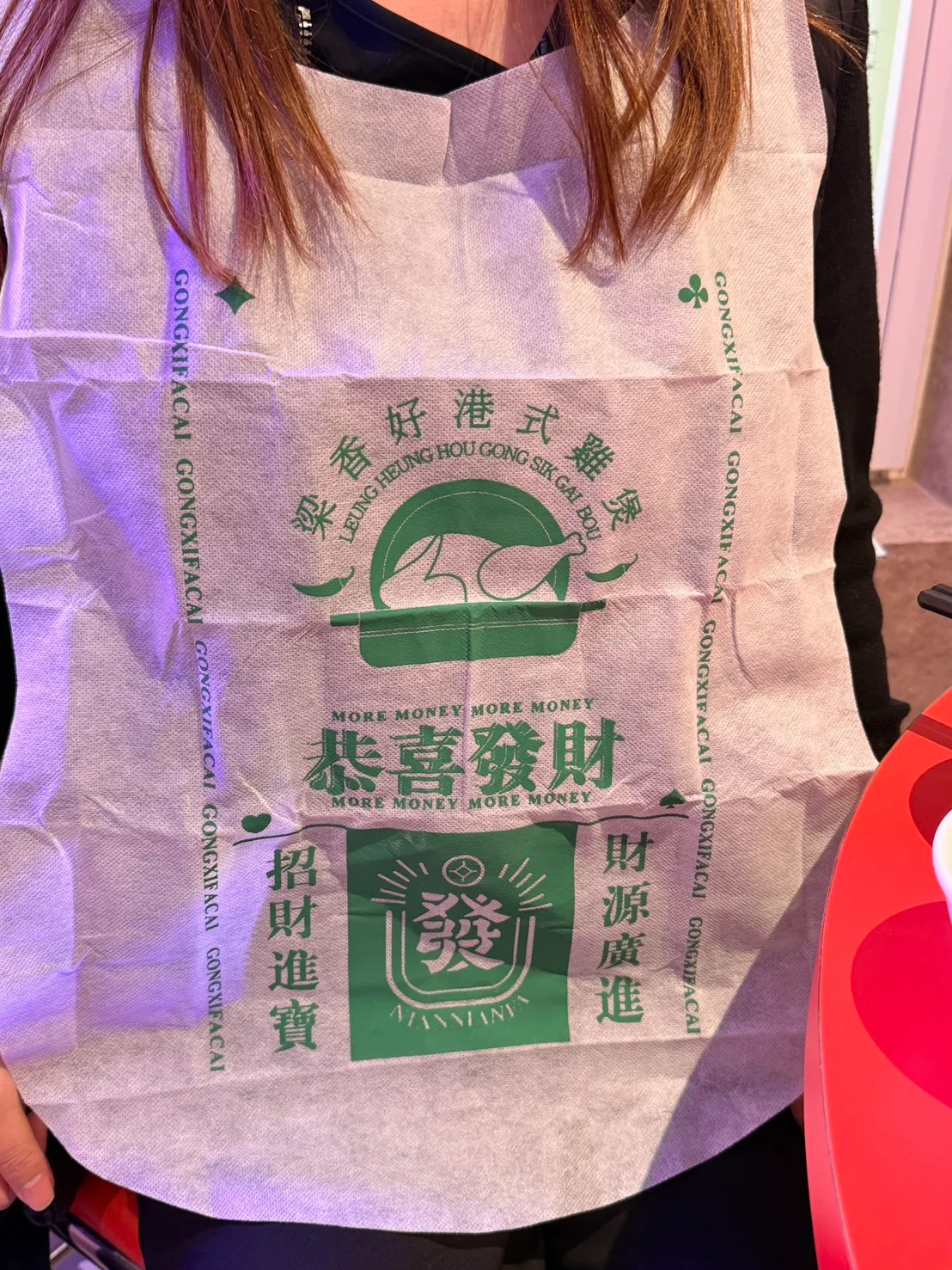 用餐时还可穿上店内的可爱围兜。陈扬盛摄