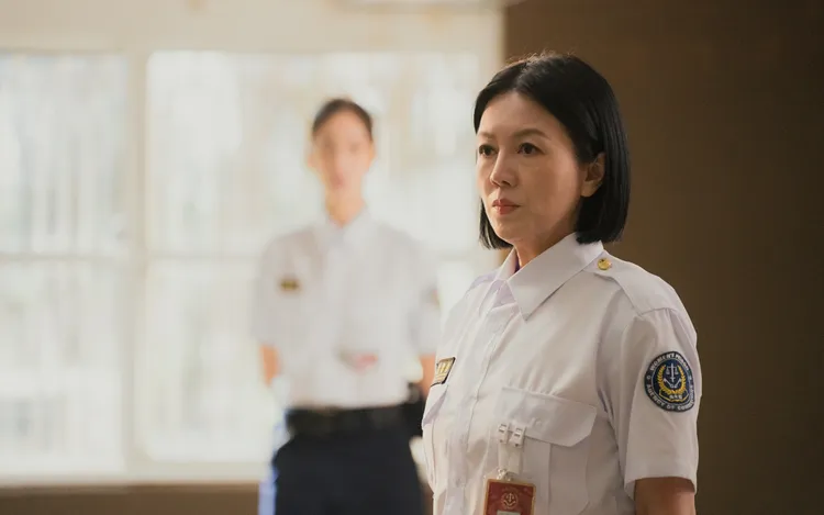 《陽光女子合唱團》苗可麗飾演的科長不怒而威。壹壹喜喜提供