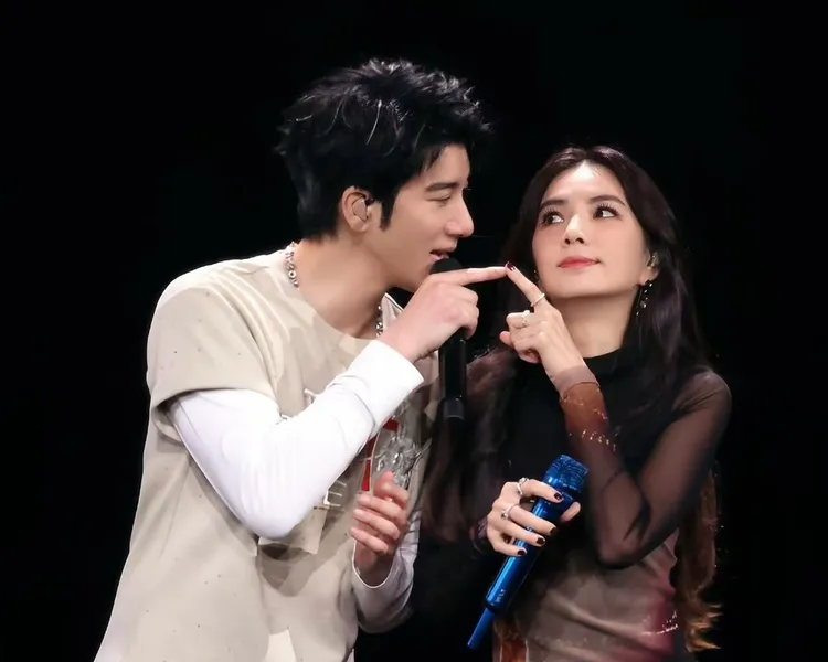 王力宏（左）与Ella演唱会合唱《Super Star》，现场版MV日前因版权问题遭下架。西东音乐提供