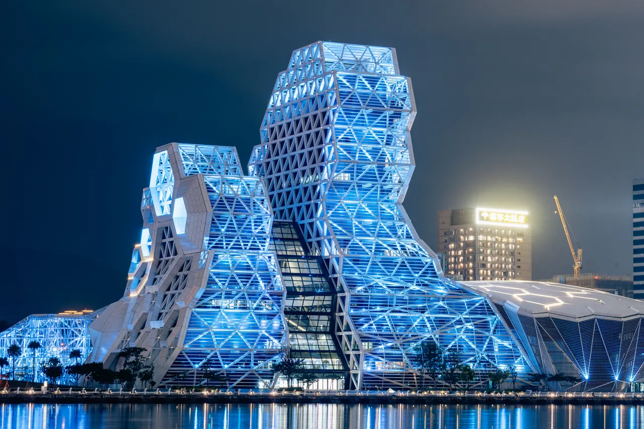 高雄流行音乐中心打亮THIS IS FOR巡演的视觉蓝色。Live Nation Taiwan提供