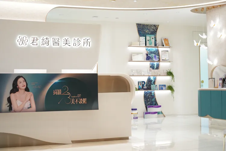 君綺醫美全院皆由受過原廠培訓的專業 醫師施作，所有療程使用的皆為原廠正 貨、經官方認證的醫材。彭欣偉攝